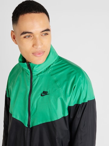 Nike Sportswear Φθινοπωρινό και ανοιξιάτικο μπουφάν 'Windrunner' σε πράσινο