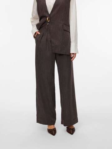 VERO MODA - regular Pantalón plisado en marrón: frente