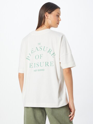 Hey Soho T-Shirt 'PLEASURE OF LEISURE' in Weiß