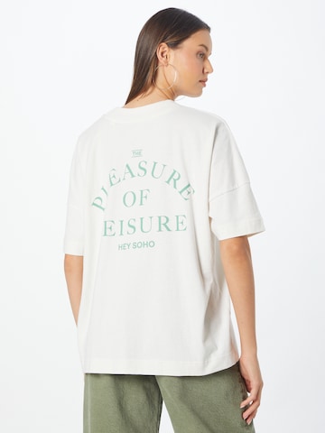 Hey Soho Oversized shirt 'PLEASURE OF LEISURE' in Wit