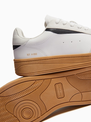 Sneaker low de la Bershka pe mai multe culori