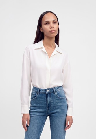 Vero Moda Petite Flared Jeans in Blue