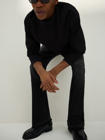 Bershka Rozkloszowany krój Jeansy w kolorze czarny