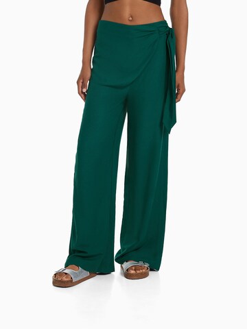 Bershka Wide leg Pants in Green: front