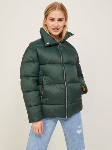 JJXX Winter Jacket 'Ellie' in Green: front