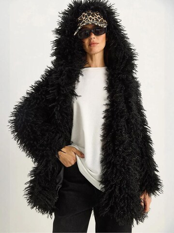 Cappotto invernale di Bianco Lucci in nero: frontale