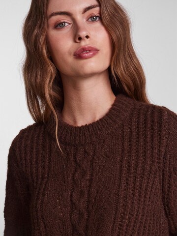PIECES Sweter 'Sandra' w kolorze brązowy