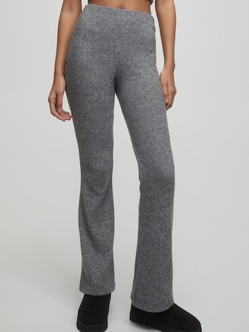 Pull&Bear Flared Hose in Grau: predná strana