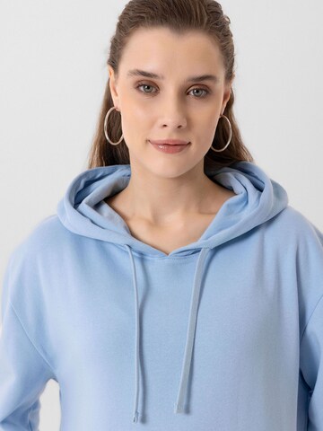 Jacey Quinn Μπλούζα φούτερ σε μπλε