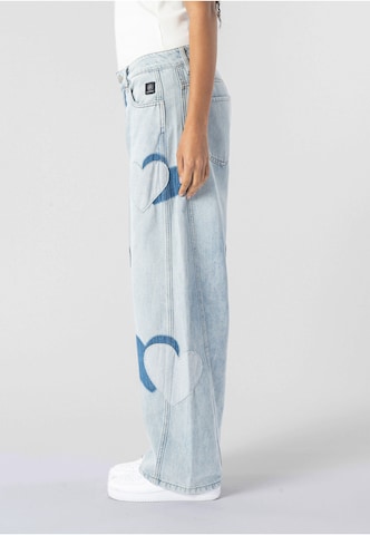 Regular Jean 'Noraline' Elias Rumelis en bleu