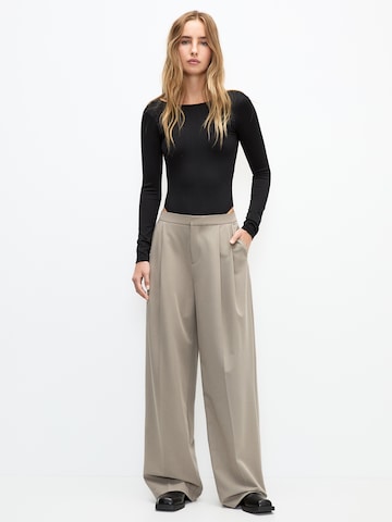 Wide leg Pantaloni cutați de la Pull&Bear pe bej