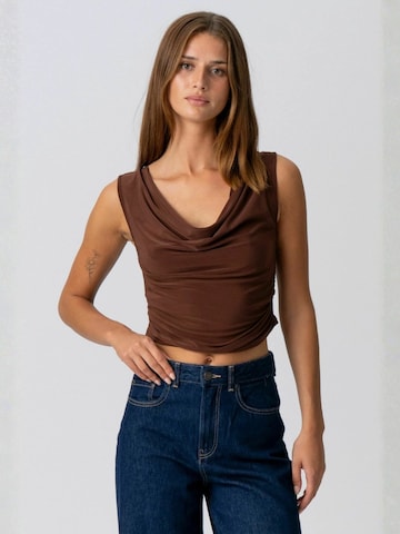 It's May Overdel ' Dahlia ' i brun