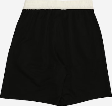 NIKE Regular Sportshorts in Schwarz