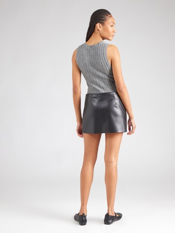 Gonna 'Tamina' di ABOUT YOU in nero