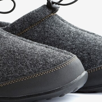 Travelin Slippers in Grey