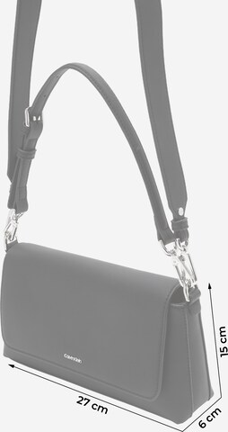 Calvin Klein Štandardný strih Kabelka na rameno 'MUST' - Čierna