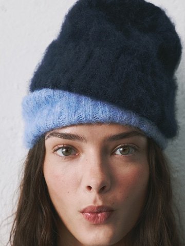 Căciulă de la Pull&Bear pe albastru