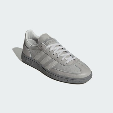 ADIDAS ORIGINALS Matalavartiset tennarit 'Handball Spezial' värissä harmaa