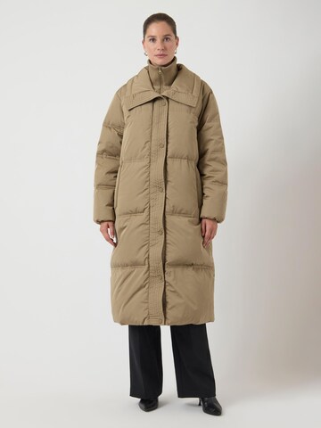 Manteau d’hiver 'YASSevina' YAS en beige : devant