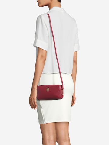 TOMMY HILFIGER Crossbody Bag 'Timeless' in Red: front