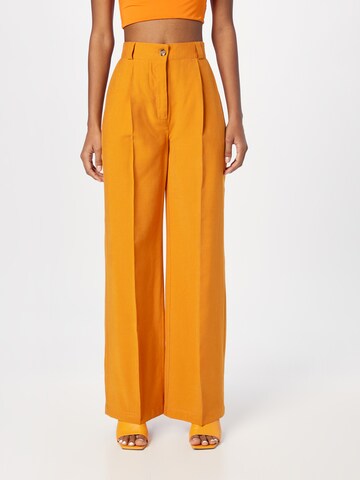 Wide leg Pantaloni con piega frontale 'MERCEDES' di NÜMPH in arancione: frontale