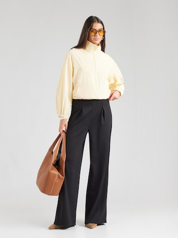 Regular Pantaloni cutați 'Mareke' de la ABOUT YOU pe negru