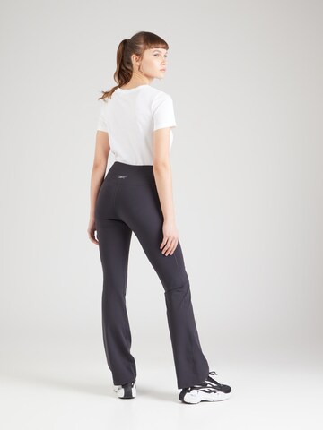 Flared Pantaloni sportivi di Reebok in nero