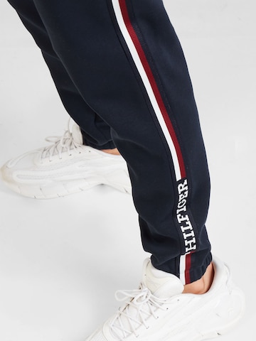 TOMMY HILFIGERTapered Hlače 'GLOBAL STRIPE' - plava boja