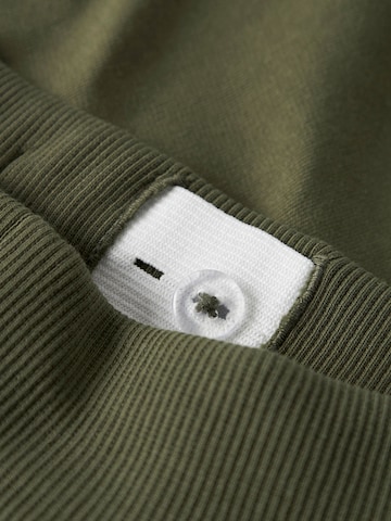 TWO SOON Regular Trousers in Green