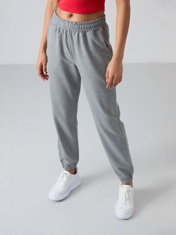 Tommy Life Tapered Pants in Grey