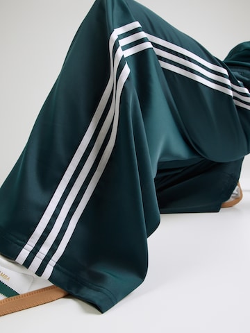 ADIDAS ORIGINALS - Pierna ancha Pantalón 'Adicolor' en verde