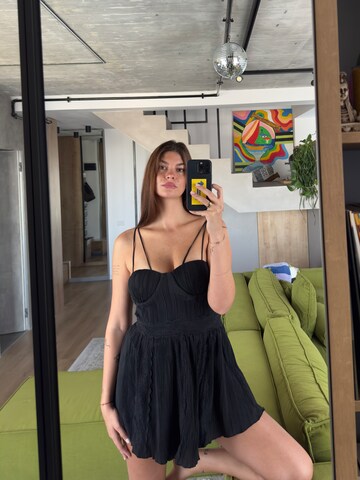 Abito da cocktail di ABOUT YOU x Laura Giurcanu in nero