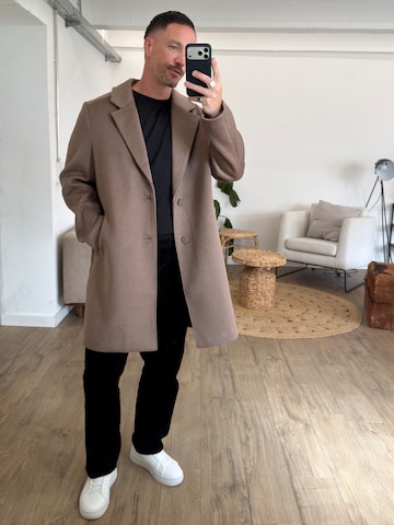 DAN FOX APPAREL Płaszcz przejściowy 'Frederik' w kolorze brązowy