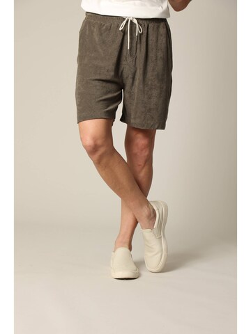 Deeluxe Regular Shorts 'Narciso' in Braun: Vorderseite