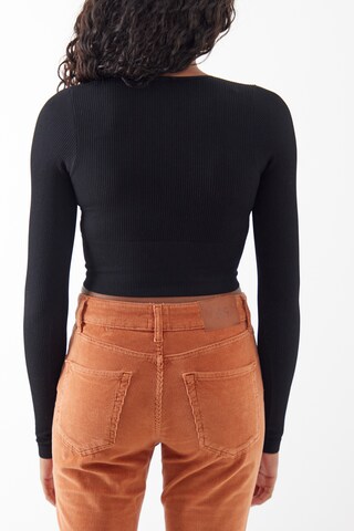 Top de la BDG Urban Outfitters pe negru