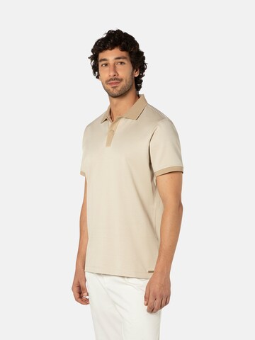 BENVENUTO Polo 'AURON',  Model ist 186 cm groß und trägt Größe M in Beige