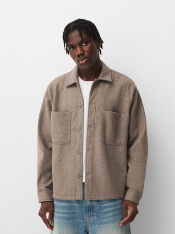 Fit confort Chemise Bershka en marron : devant