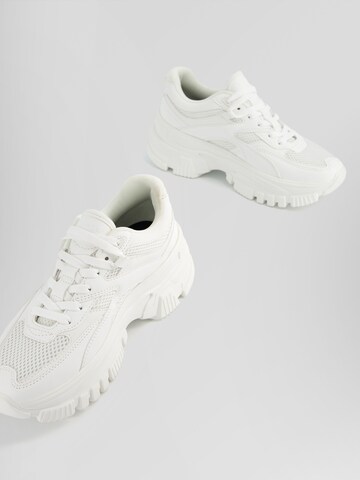 Baskets basses Bershka en blanc