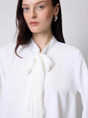 Chemisier 'Chiffon Pleated Scarf Collar Blouse' Touché Privé en blanc