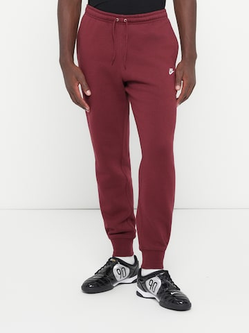 raudona Nike Sportswear Siaurėjantis Kelnės 'CLUB': priekis