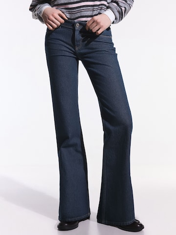 Bershka Bootcut Jeans in Blau: Vorderseite