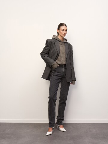 RÆRE by Lorena Rae Blazer 'Jovana' in Grau