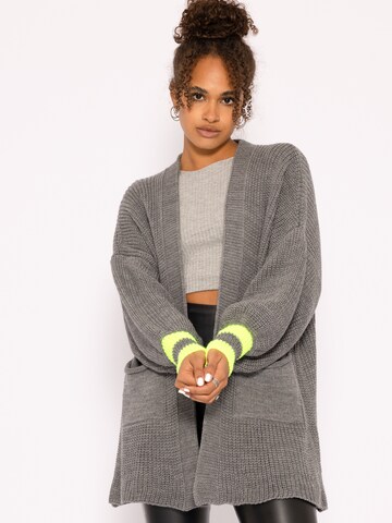 SASSYCLASSY - Cárdigan talla grande en gris: frente