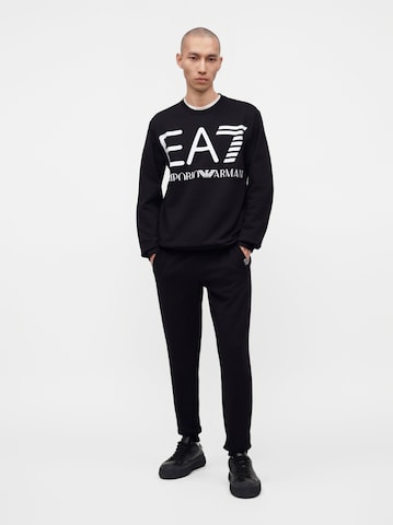EA7 Emporio Armani Sweatshirt i svart: framsida