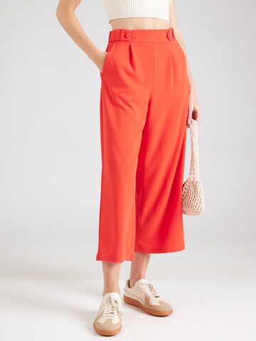 Wide leg Pantaloni con pieghe di QS in rosso: frontale