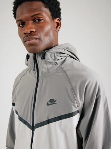 Nike Sportswear Jacke in Grau