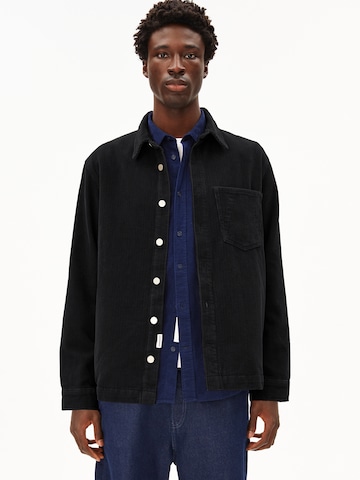 ARMEDANGELS Overshirt YUNAAI CORDUROY in Schwarz: Vorderseite