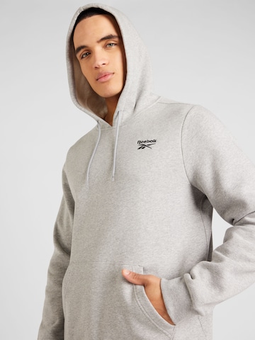 Reebok - Sweatshirt de desporto em cinzento