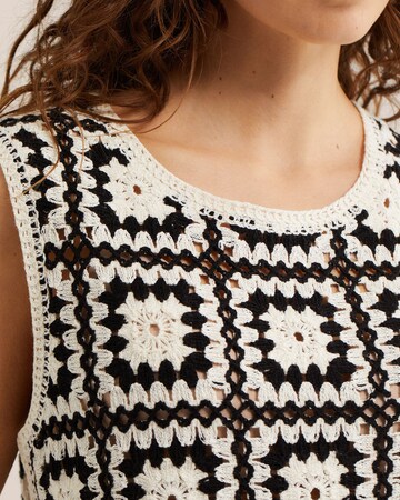 Top de la WE Fashion pe negru