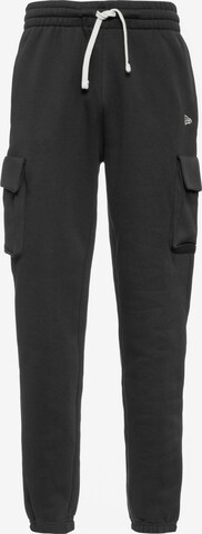 Tapered Pantaloni cu buzunare de la NEW ERA pe negru: față